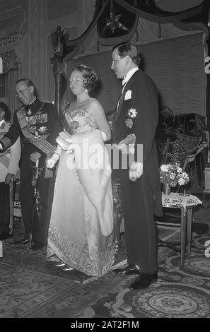 Staatsbesuch Königsfamilie in Äthiopien Gala-Dinner im kaiserlichen Palast Nr. 12: Zum Abendessen: Beatrix und Claus, nein 13: V.l.n.r. Königin Juliana, Haile Selassie, Prinz Bernhard, Prinzessin Beatrix und Prinz Claus Datum: 24. Januar 1969 Schlüsselwörter: Queens persönlicher Name: Beatrix, Prinzessin, Bernhard, Prinz, Claus, Fürst, Haile Selassie, Kaiser von Äthiopien, Juliana (Königin Niederlande) Stockfoto