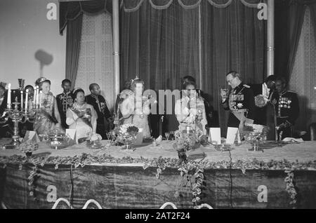 Gala-Dinner im Kaiserpalast Kaiser Haile Selassie bringt Toast Datum: 24. Januar 1969 Schlüsselwörter: Gala-Dinner, Toast persönlicher Name: Haile Selassie, Kaiser von Äthiopien Stockfoto