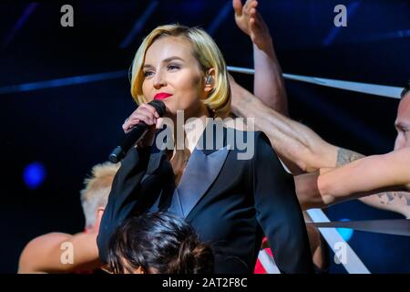 Die berühmte russische Sängerin Polina Gagarina singt vor den Teilnehmern des Wirtschaftsforums Stockfoto