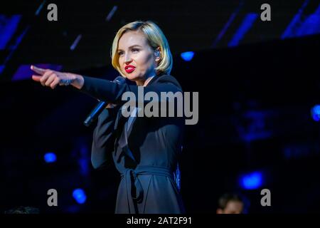 Die berühmte russische Sängerin Polina Gagarina singt vor den Teilnehmern des Wirtschaftsforums Stockfoto