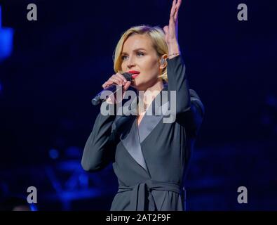 Die berühmte russische Sängerin Polina Gagarina singt vor den Teilnehmern des Wirtschaftsforums Stockfoto