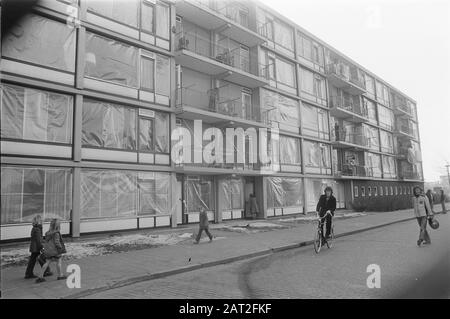 Gasexplosion in Vlaardingen; in der Nähe befindliche Häuser mit Bandfenstern Datum: 4. März 1976 Schlagwörter: Gasexplosionen Stockfoto