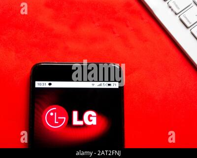 In dieser Abbildung wird das LG-Logo auf einem Smartphone angezeigt Stockfoto