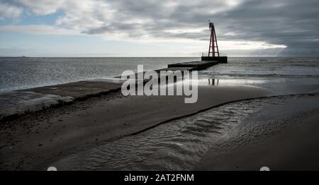 Hafenlicht bei Ebbe, Rye Harbor, Sussex, England. Stockfoto