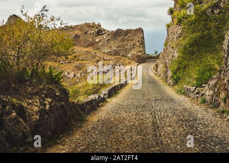 Insel Santo Antao, Kap Verde. Schmale Bergstraße auf dem Delgadinho-Bergrücken, die nach Ribeira Grande führt Stockfoto