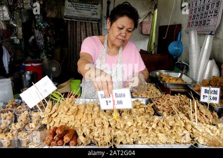 Antipolo City, Philippinen - 29. Januar 2020: Verschiedene angebratene Schweinefleisch- und Hühnerkinner werden im Imbissladen auf der Rückseite der Antipolo-Kathedrale verkauft. Stockfoto