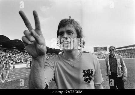 Weltmeisterschaft 1974; Niederlande gegen Uruguay 2-0; Rep zeigt mit 2 Fingern, dass er 2 Tore erzielt hat Datum: 15. Juni 1974 Schlagwörter: Sport, Fußball, Weltmeisterschaften Stockfoto