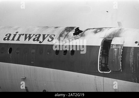 Ein englisches Flugzeug, das von Arabern entführt wurde, landete und zündete Schiphol Loch im Dach des ausgebrannten Flugzeugs Datum: 4. März 1974 Standort: Noord-Holland, Schiphol Schlüsselwörter: Feuer, Entführung, Flugzeug Stockfoto