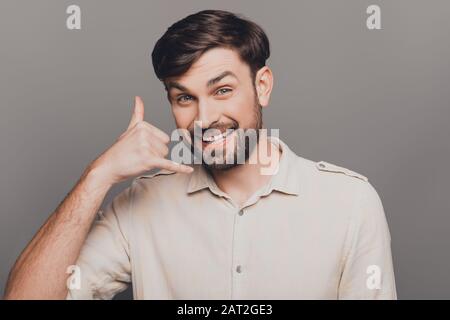 Fröhliches happy bärtiger Mann Gestik und bittet ihn zu rufen Stockfoto