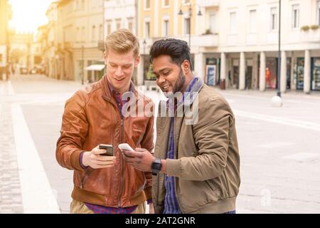 Beste multirassische Freunde, die Spaß mit Smartphones haben - Junge Leute sind technologiesüchtig - Multiethnisches Freundschaftskonzept im Städtewettbewerb - Soft fo Stockfoto