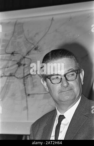 Die Stadt Amsterdam hat eine Pressekonferenz zum Plan Jokinen, Ir. A. de Gier, Leiter Stadtentwicklung bei Pressekonferenz Datum: 12. Dezember 1967 Standort: Amsterdam, Noord-Holland Schlüsselwörter: Pläne, Stadtentwicklung, Gemeinden, Pressekonferenzen Stockfoto