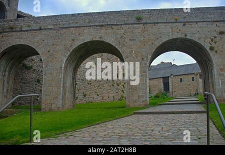 Große Steinmauern, Tor und Brücke in der Festung Dinan, Frankreich Stockfoto