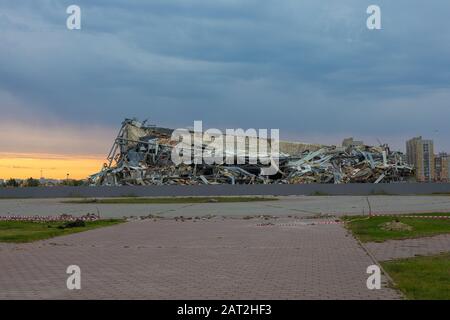 Abbruch von Gebäuden im städtischen Umfeld. Disaster Szene voller Schmutz, Staub und beschädigte Haus. wreckage, Kadaver eines zerstörten konkrete buildi Stockfoto