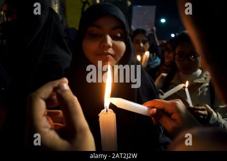 Bei einer Protestkundgebung gegen das National Register of Citizens (NRC) in Kolkata, Indien, halten die gemeinen Völker und Studenten Plakate und Kerzen ab. Stockfoto