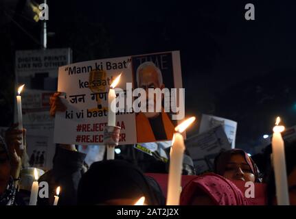 Bei einer Protestkundgebung gegen das National Register of Citizens (NRC) in Kolkata, Indien, halten die gemeinen Völker und Studenten Plakate und Kerzen ab. Stockfoto