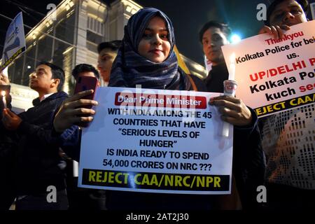 Bei einer Protestkundgebung gegen das National Register of Citizens (NRC) in Kolkata, Indien, halten die gemeinen Völker und Studenten Plakate und Kerzen ab. Stockfoto