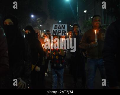 Bei einer Protestkundgebung gegen das National Register of Citizens (NRC) in Kolkata, Indien, halten die gemeinen Völker und Studenten Plakate und Kerzen ab. Stockfoto