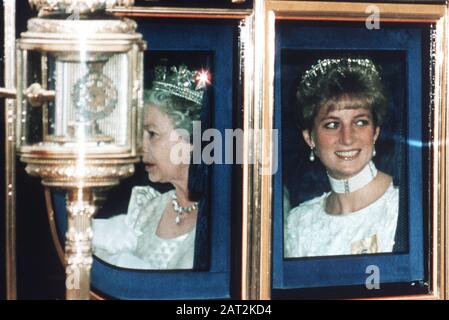 Königin Elizabeth II. Und Prinzessin Diana kommen zum Palast von Westminster zur Eröffnung des Parlaments in London, Großbritannien Stockfoto