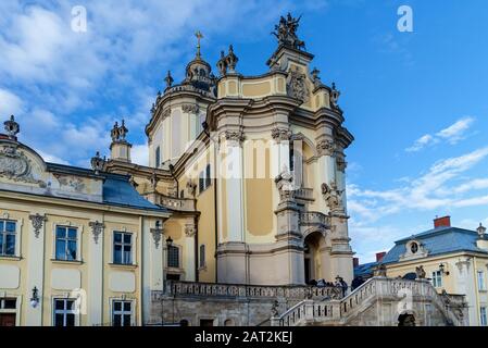 Ein schöner Blick auf die Kirche mit dunklen Kuppeln und gelben Wänden inmitten des Zentrums einer Stadt in Lemberg. Kathedrale St. Georg der Erzkathedrale Stockfoto