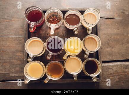 Verschiedene Kaffeesorten werden auf der Cofee-Plantage serviert, darunter Kopi Luwak, Kokosnuss, Hibiskus, Ingwer und andere, Bali Island, Indonesien Stockfoto