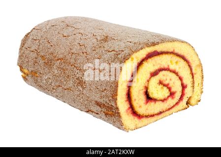 Traditioneller Schwamm Schweizer Rolle mit Himbeere Marmelade Aromafüllung isoliert auf weißem Hintergrund Stockfoto