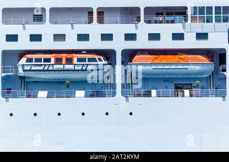 Eine Nahaufnahme eines großen Passagier Kreuzfahrtschiff mit speziell konstruierten Boote für die Rettung der Menschen das Leben auf See. Stockfoto