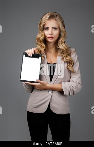 Schöne Geschäftsfrau mit Zwischenablage, Frau mit Notizbuch. Stockfoto