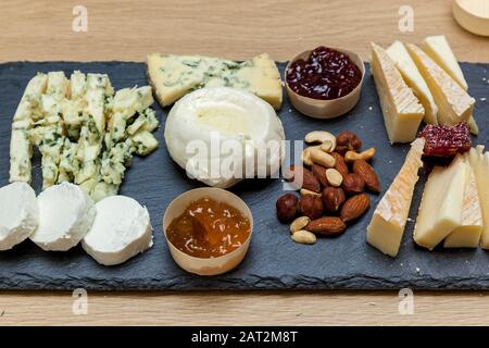 Verschiedene Arten Von Kase An Einer Prasentation Von Kasereien Blick Von Oben Auf Eine Kaseplatte Mit Blauschimmelkase Brie Mit Nussen Honig Auf Einer Holzernen Tisch Stockfotografie Alamy