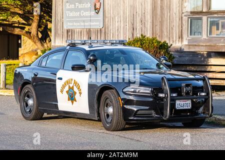 Januar 2020 Point Reyes/CA/USA - Highway Patrol Vehicle stationiert in Drakes Beach, Point Reyes; Die California Highway Patrol (CHP) ist der Bundesstaat l. Stockfoto