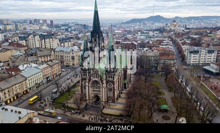 Ein Luftbild der gotischen Kirche von St. Olha und Elizabeth, die sich zwischen dem Hauptbahnhof der Stadt und der Altstadt in Lemberg in der Ukraine befinden. Stockfoto