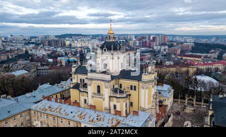 Ein schöner Blick auf die Kirche mit dunklen Kuppeln und gelben Wänden inmitten des Zentrums einer Stadt in Lemberg. Kathedrale St. Georg der Erzkathedrale Stockfoto