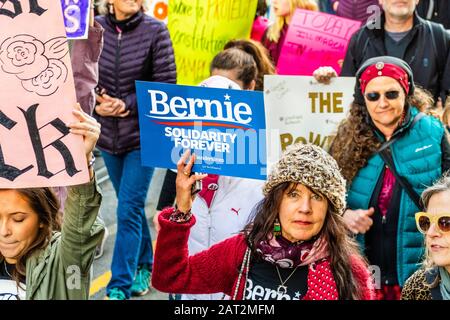 18. Januar 2020 San Francisco/CA/USA - weibliche Teilnehmerin an der Frauenmarch-Veranstaltung hält "Bernie Solidarity Forever"-Zeichen, während sie auf Dem Markt marschiert Stockfoto