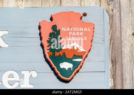 5. Januar 2020 Point Reyes/CA/USA - Nahaufnahme des NPS-Emblems (National Park Service) im Ken Patrick Visitor Center; NPS ist ein A Stockfoto