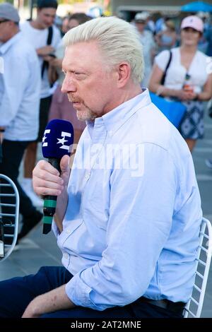 Melbourne, Australien. Januar 2020. Tennis: Grand Slam, Australian Open. Fernsehexperte von Eurosport, Boris Becker, sitzt während einer Sendung auf einem Stuhl. Credit: Frank Molter / dpa / Alamy Live News Stockfoto