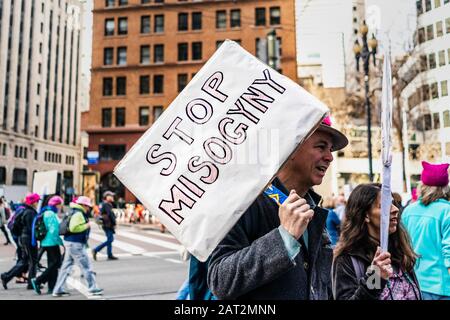 18. Januar 2020 San Francisco/CA/USA - Teilnehmer an der Veranstaltung "Women's March" hält ein Schild mit der Aufschrift "Top Frauenfeindlich", während sie auf Der Marktstraße einmarschiert Stockfoto