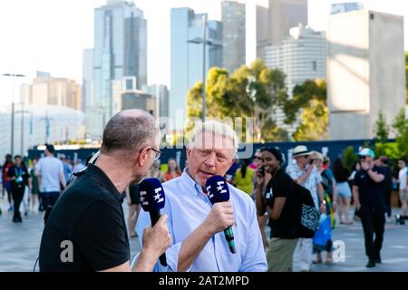 Melbourne, Australien. Januar 2020. Tennis: Grand Slam, Australian Open. Vor der Kamera sprechen Eurosport-Moderator Matthias stach (l) und TV-Experte Boris Becker. Credit: Frank Molter / dpa / Alamy Live News Stockfoto