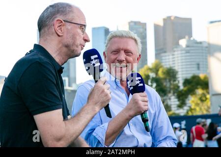 Melbourne, Australien. Januar 2020. Tennis: Grand Slam, Australian Open. Vor der Kamera sprechen Eurosport-Moderator Matthias stach (l) und TV-Experte Boris Becker. Credit: Frank Molter / dpa / Alamy Live News Stockfoto