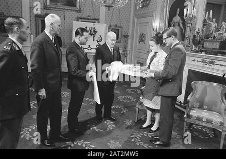 Tag des Geschenks im Palast Soestdijk, Verband der Beamten der Cavelerie Datum: 3. Januar 1967 Name Der Einrichtung: Schloss Soestdijk Stockfoto