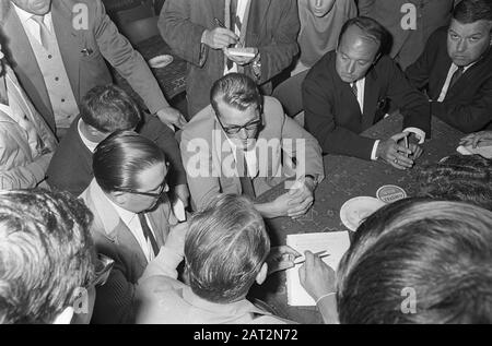 Gespräch Jan Janssen mit ir. P. van Dijk, Jan Janssen während der Pressekonferenz Datum: 11. August 1966 Schlagwörter: Gespräche, Pressekonferenzen Stockfoto