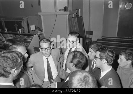 Gespräch Jan Janssen mit ir. P. van Dijk, Jan Janssen und sein Teamleiter Maurice de Muer (mit Handgeste) verließen die Presse Datum: 10. August 1966 Schlüsselwörter: Presse, Gespräche Stockfoto