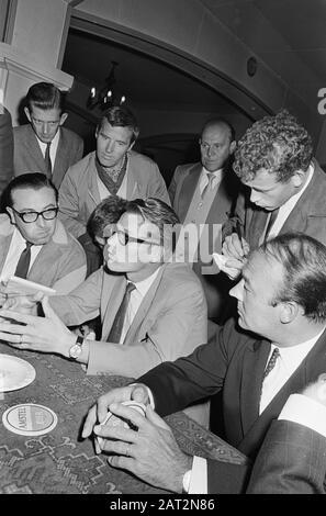 Gespräch Jan Janssen mit ir. P. van Dijk, Jan Janssen während der Pressekonferenz nach dem Gespräch mit ihm Datum: 10. August 1966 Schlüsselwörter: Gespräche, Pressekonferenzen Stockfoto