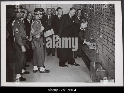 Gestohlene Diamanten aus Deutschland Gestohlene Diamanten aus Deutschland zurück. Die amerikanischen Besatzungsbehörden in Deutschland haben Millionen von Diamanten zurückgegeben, die von den Deutschen aus den Niederlanden gestohlen wurden, die bei der Amsterdamer Bank in Anwesenheit von Minister Huysmans (Dritter von rechts) empfangen wurden. Die Diamanten werden unter strenger Aufsicht des amerikanischen M.P. aufbewahrt Datum: 28. August 1947 Ort: Amsterdam, Noord-Holland Schlüsselwörter: Banken, Diamanten, Militär, Minister, Zweiter Weltkrieg persönlicher Name: Huysmans G W M Stockfoto