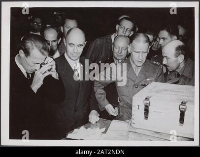 Gestohlene Diamanten aus Deutschland Gestohlene Diamanten aus Deutschland zurück. Die amerikanischen Besatzungsbehörden in Deutschland haben Millionen von Diamanten zurückgegeben, die von den Deutschen aus den Niederlanden gestohlen wurden. Diese wurden in Anwesenheit von Minister Huysmans (Dritter von der linken) und Jolles Leiter des Büros war Buit bei der Amsterdamer Bank empfangen. Datum: 28.August 1947 Ort: Amsterdam, Noord-Holland Schlüsselwörter: Banken, Diamanten, Militär, Minister, Zweiter Weltkrieg persönlicher Name: Huysmans G W M, Jolles Stockfoto