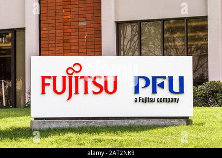 27. Januar 2020 Sunnyvale/CA/USA - Fujitsu Electronics America Headquarters im Silicon Valley; Fujitsu Ltd. Ist ein multinationales japanisches Informationszentrum Stockfoto