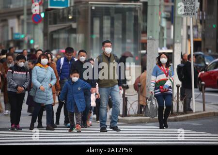 Tokio, Japan. Januar 2020. Asiatische Touristen, die Gesichtsmasken tragen, besuchen am 30. Januar 2020 das Einkaufsviertel Ginza in Tokio, Japan. Die Zahl der Todesopfer durch das neue Coronavirus stieg am Donnerstag auf 170, und Japan bestätigte 3 neue Infektionsfälle unter japanischen Passagieren, die am 29. Januar aus Wuhan evakuiert wurden. Credit: AFLO/Alamy Live News Stockfoto