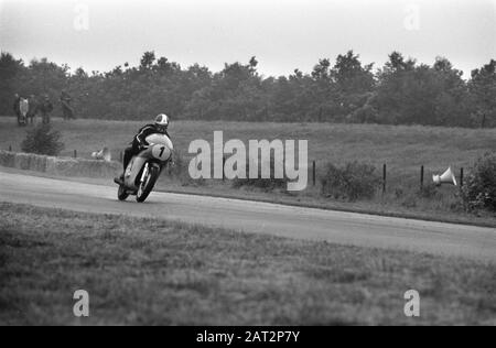 TT Assen 1969 - Training Giacomo Agostini (It.) in Aktion am 500cc MV Agusta Datum: 26. Juni 1969 Ort: Assen, Drenthe Schlagwörter: Rennstrecken, Motorradfahrer, Motorsport, Training Personenname: Agostini, Giacomo Stockfoto