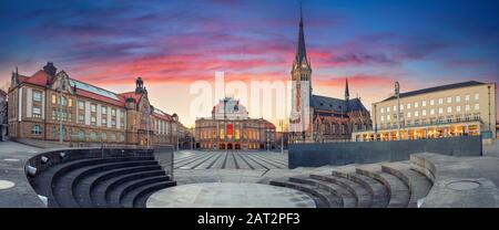 Chemnitz-Deutschland. Panoramabild Chemnitzer Stadtbild mit Oper und Petrikirkirche bei schönem Sonnenuntergang. Stockfoto