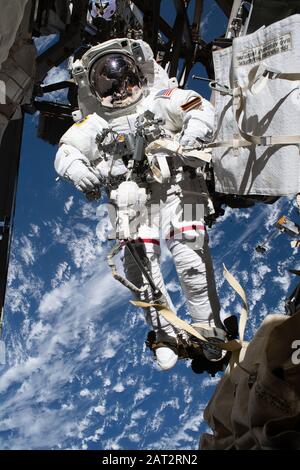 ISS - 25. Januar 2020 - der NASA-Astronaut Andrew Morgan ist mit der Internationalen Raumstation verbunden, während er thermische Reparaturen auf dem Alpha abschließt Stockfoto