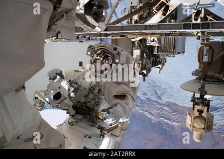 ISS - 25. Januar 2020 - der NASA-Astronaut Andrew Morgan ist mit der Internationalen Raumstation verbunden, während er thermische Reparaturen auf dem Alpha abschließt Stockfoto