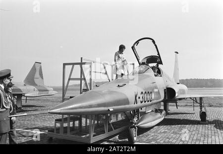 Besuch des kanadischen Gouverneurs Roland Michener, seines Gouverneurs General Michener im Cockpit eines Kampfflugzeugs am Flughafen Twente Datum: 15. april 1971 Ort: Overijssel, Twente Keywords: Kampfflugzeuge, Gouverneure General, Piloten, Flugplätze persönlicher Name: Michener, Roland Stockfoto
